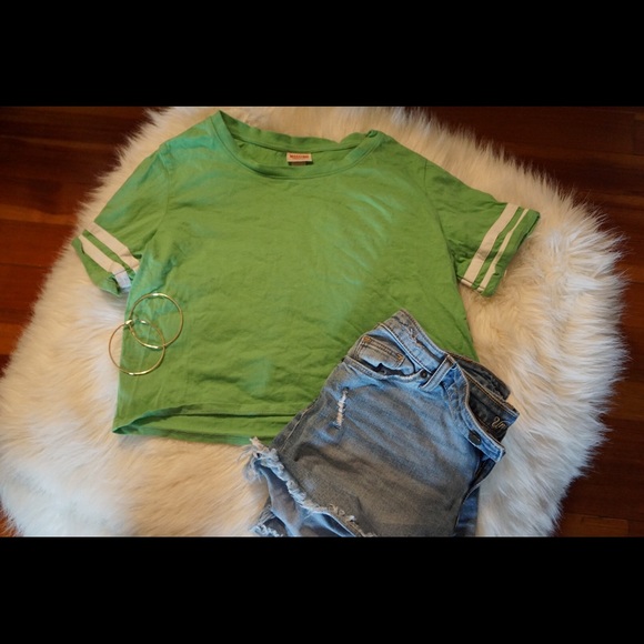 Crop-top. - Picture 1 of 3